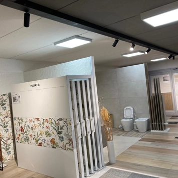 Illuminazione a led su binario per negozi, showroom e uffici